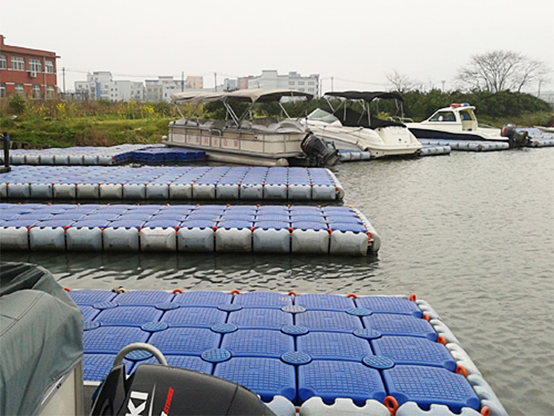 Pontoon trubkasi suzmoqda